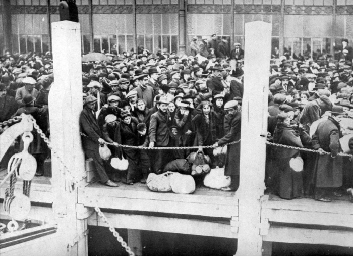 Ostend_Belgians-fleeing_1914