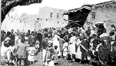 Armenian_refugees_at_Van_crowding_around_a_public_oven_during_1915
