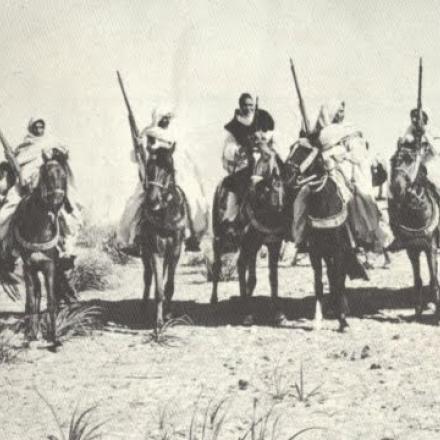 omar_mukhtar_a_capo_di_un_gruppo_di_mujahidin_senussi_1915_fonte_wikipedia