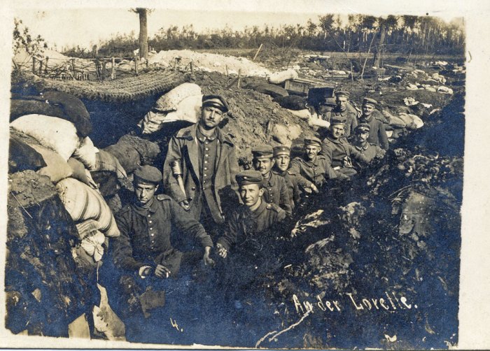 Soldats-allemands-dans-une-tranchee-pres-de-Notre-Dame-de-Lorette-1915.jpg