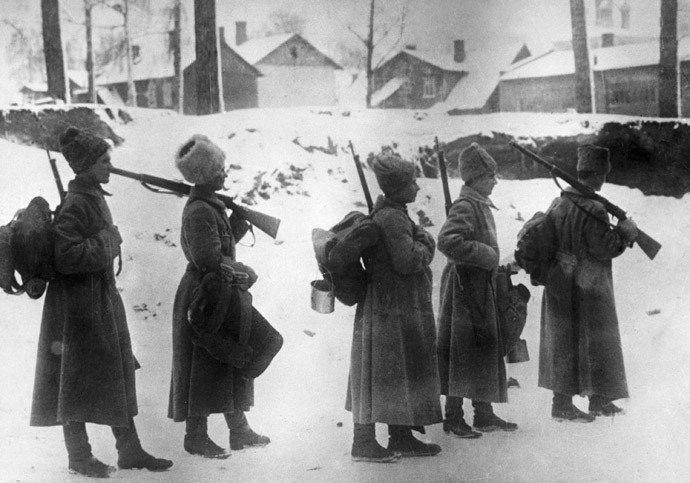 russian soldiers leave the front line during the World War I.jpg