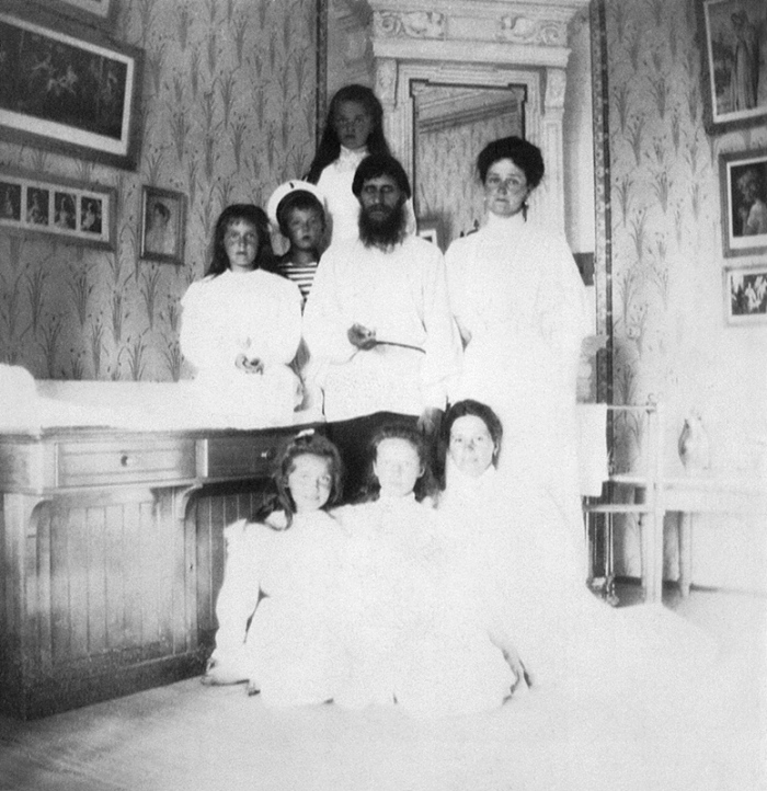 Alexandra_Feodorovna_with_Rasputin,_her_children_and_a_governess