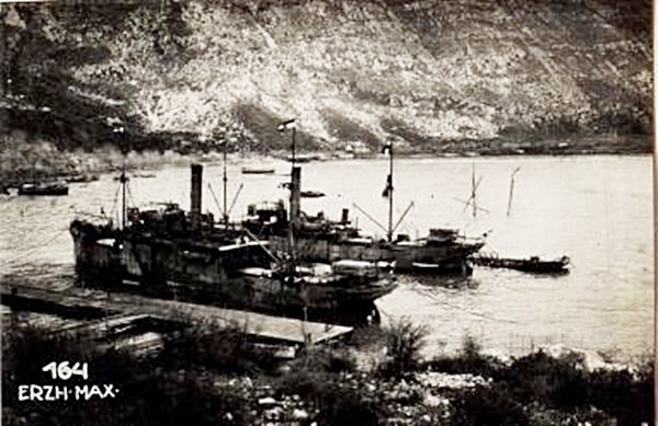 Transportdampfer im Hafenvon San Giovanni di Medua.