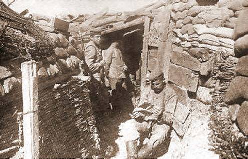 German soldiers in a trench at Hill 60 in 1915.jpg