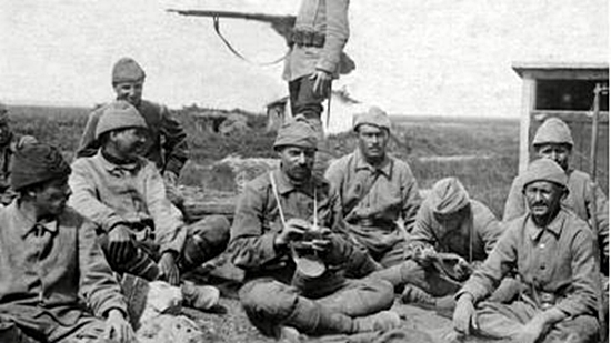 Ottoman soldiers resting in Gallipoli area, 1915.jpg