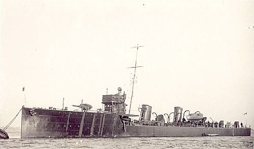 HMS_Firedrake_(1912)_at_a_buoy