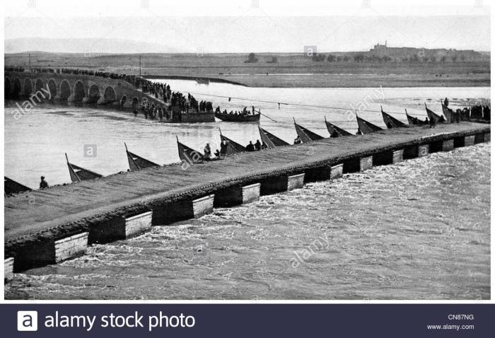 first-published-1916-bridge-boat-river-tigris-at-mosul-mesopotamia-CN87NG