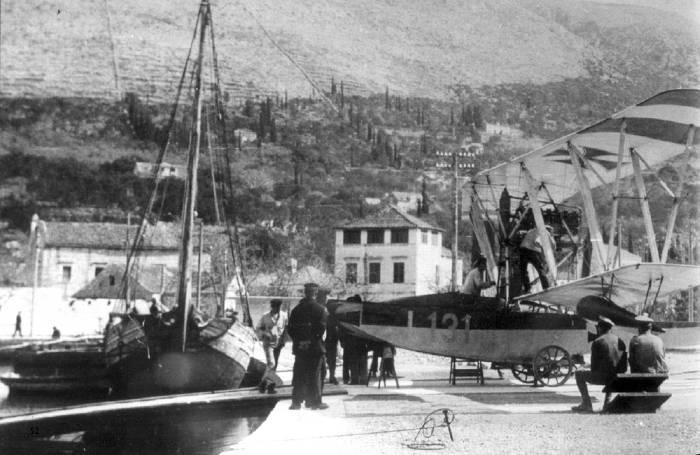 22.8bbbbLohner_L.131_on_beaching_trolley