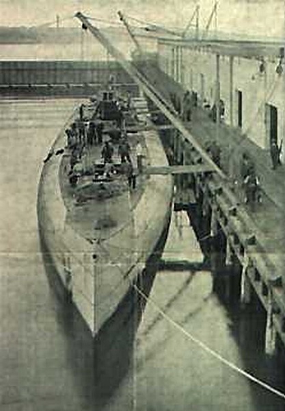 23.8dddd Merchant_Submarine_Deutschland_at_New_London_port