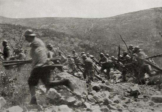 I GUERRA MONDIALE Carso, le fanterie italiane vanno all'assalto nel settore di Jamiano. Fotografia. Italia, maggio 1917