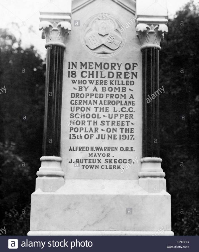 memorial-to-the-18-children-of-the-upper-north-street-school-who-were-EPX8RG