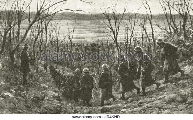 B1 british-troops-going-forward-along-the-piave-river-to-trenches-italian-jr4khd