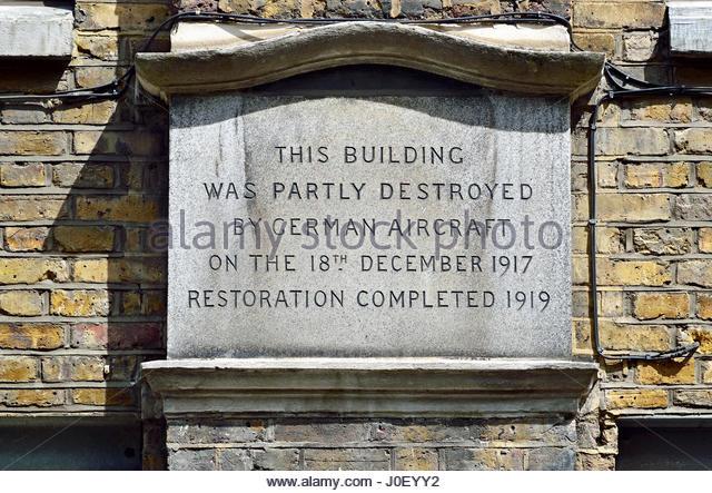 A1 london-england-uk-plaque-at-28-st-johns-lane-ec1-evening-raid-by-gotha-j0eyy2