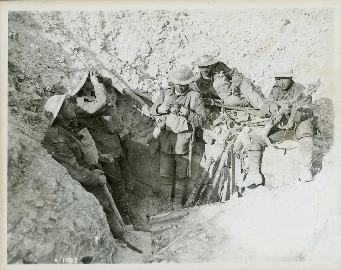 15.8.aa  Hill_70_-_Canadians_in_captured_trenches