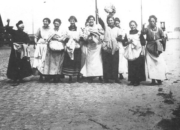 3.7.c Potato_revolt_women_Aardappeloproer_vrouwen_1917