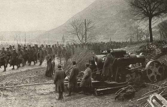 3.8.b pochod-zajatych-rumunskych-vojaku-kolem-rakouskouherske-artilerie-1916--1-559x359p0