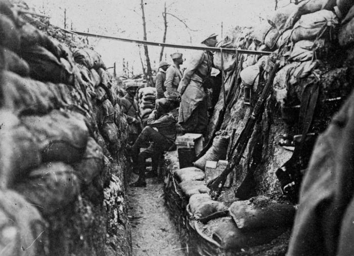 2.3a French soldiers in a front line trench