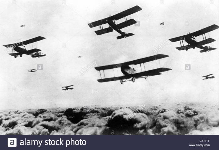 23.1b british-bomber-aircrafts-in-the-first-world-war-1918-C4731T