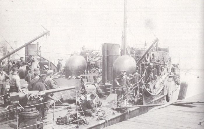 E1 1024px-HMS_Bittern_(1897)_close-up