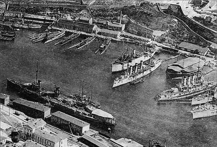 E2 1280px-Port-Sevastopol1918