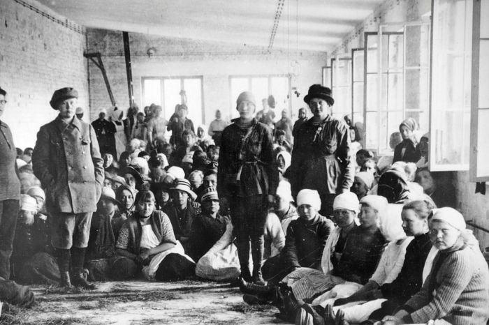 B2 captured female red guards in Lahti May 1918