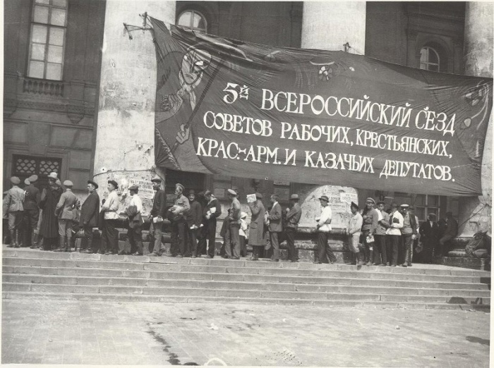 6.7c Bolshoi_Theatre_during_5th_All-Russian_Congress_of_Soviets