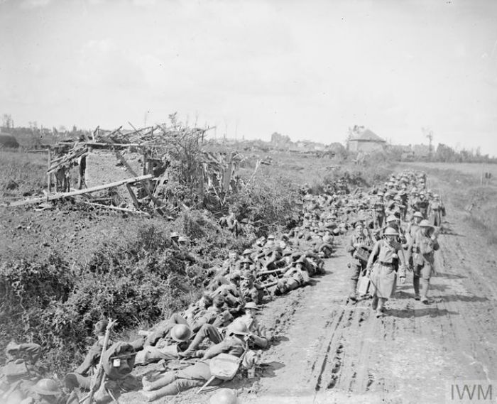 THE HUNDRED DAYS OFFENSIVE, AUGUST-NOVEMBER 1918 (Q 7023) The Advance in Flanders. Troops of the Royal Inniskilling Fusiliers, 36th Division, advancing from Ravelsburg Ridge, 1 September 1918. Copyright: © IWM. Original Source: http://www.iwm.org.uk/collections/item/object/205238882
